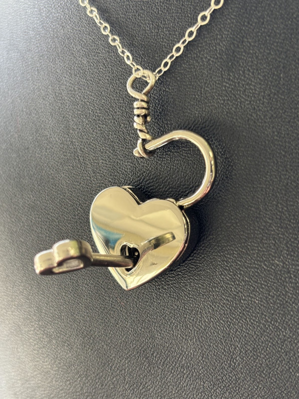 Unlocked heart single pendant necklace unowned