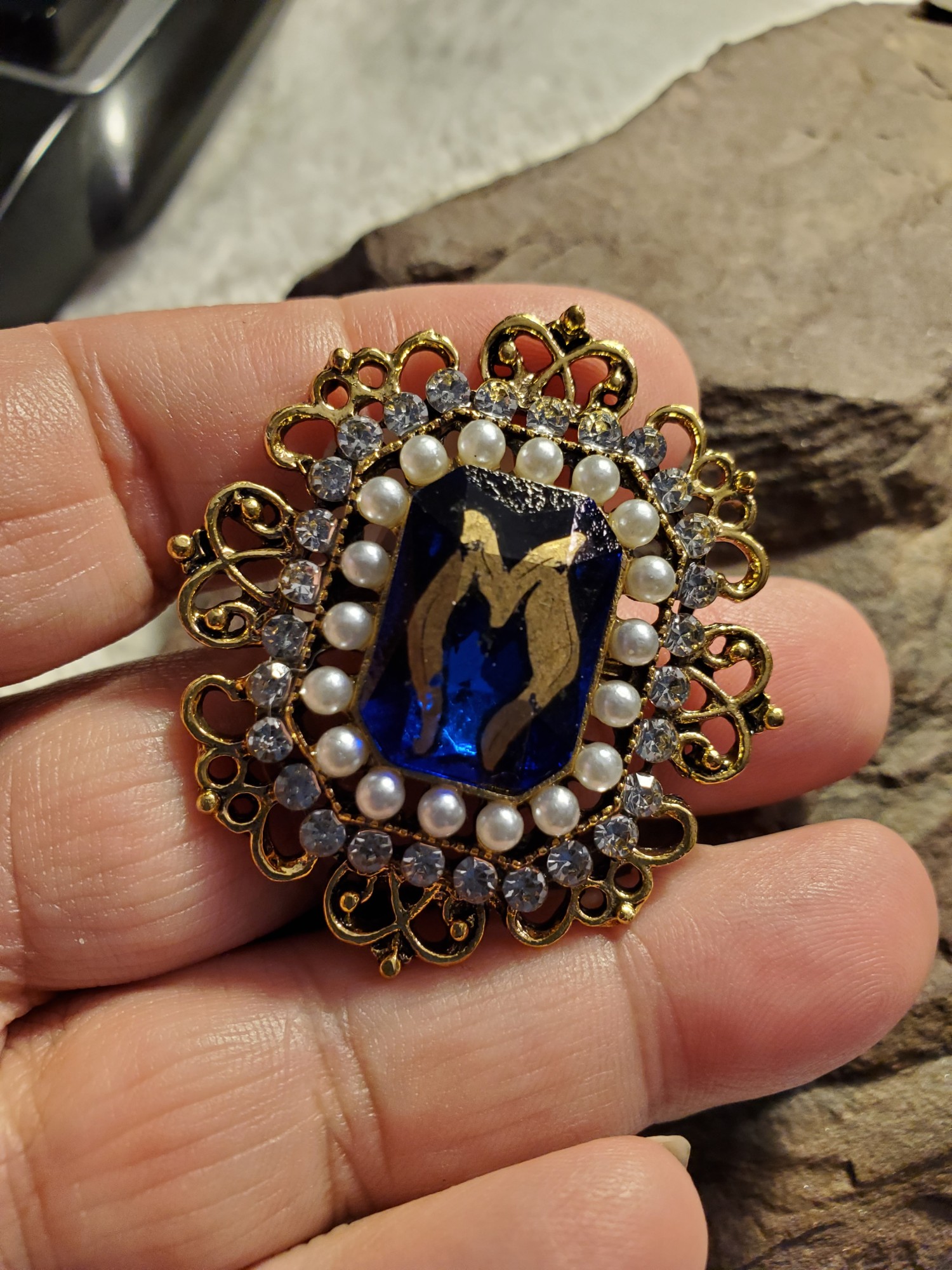 Maunche Blue Brooch Pendant