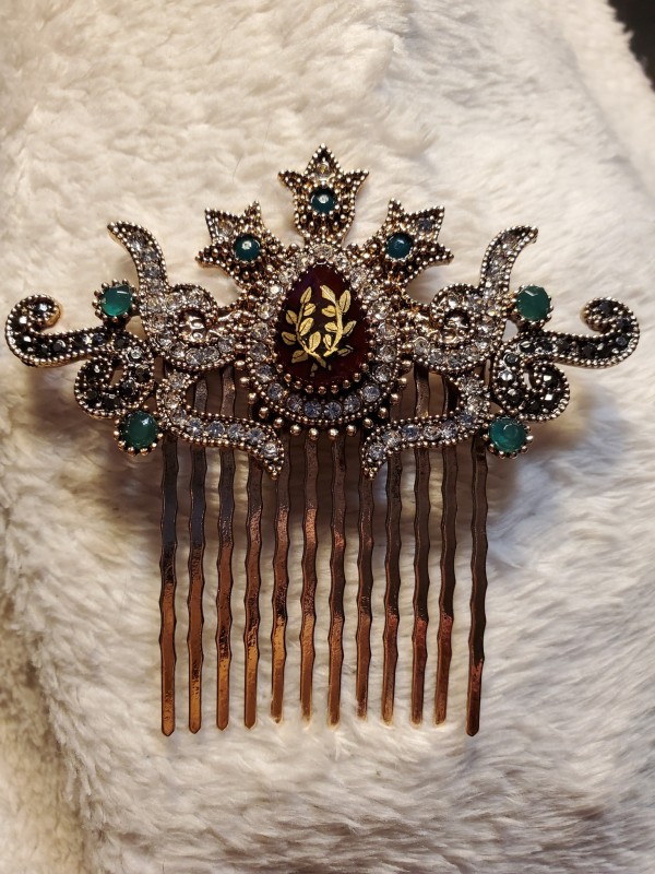 Laurel Red Hair Ornament