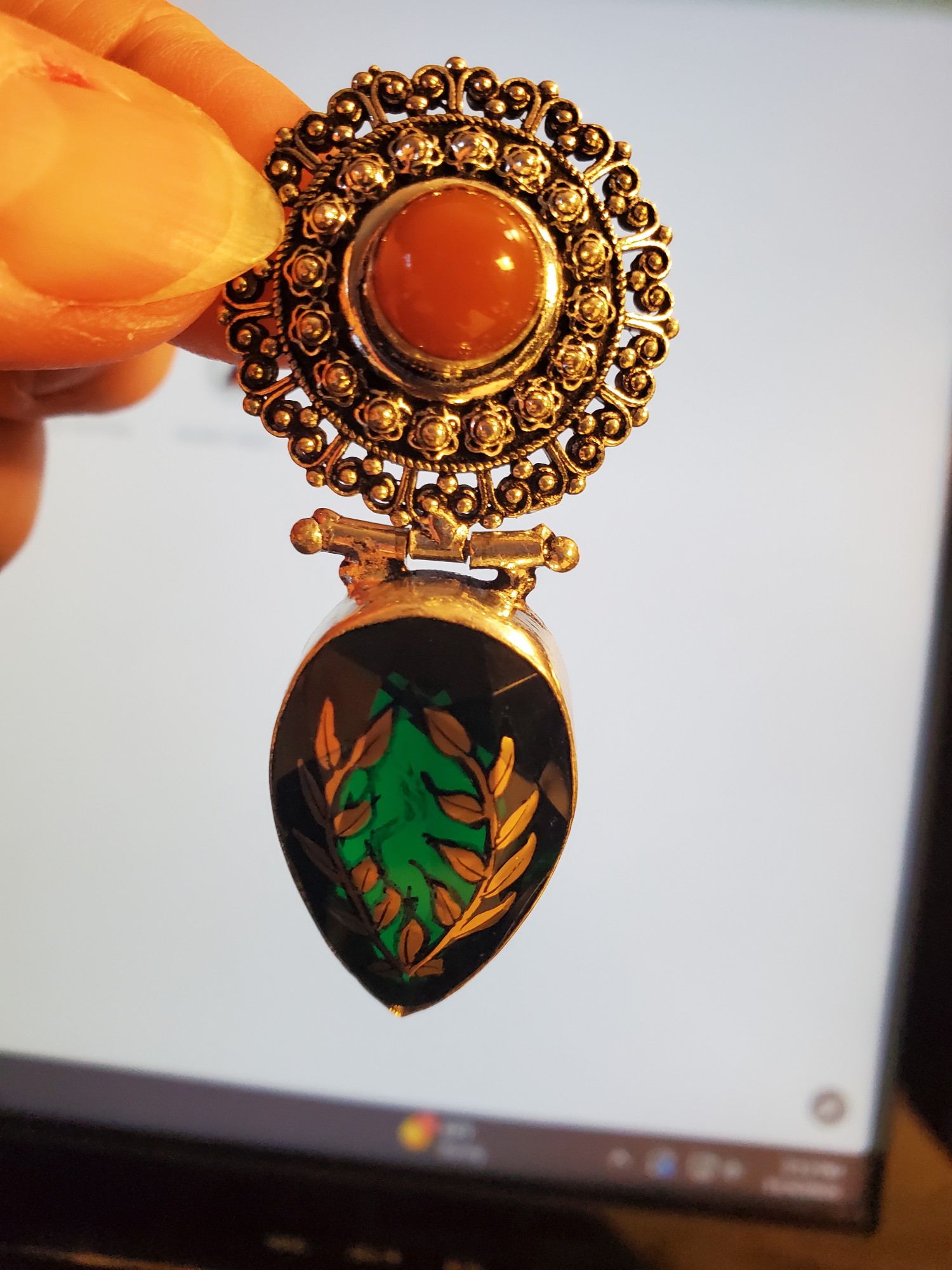 Laurel Pendant