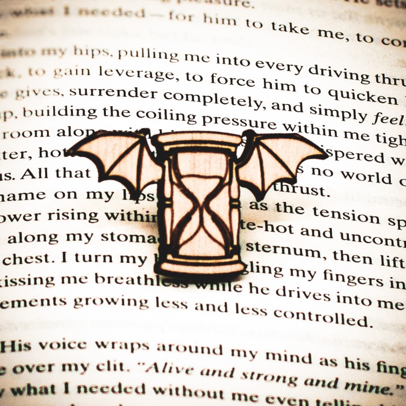 The Winged Hourglass: A ‘Tempus Fugit’ Memento Mori