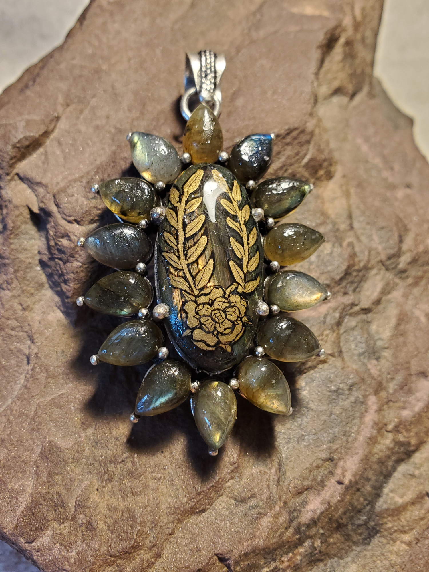 Rose Laurel Labradorite Pendant
