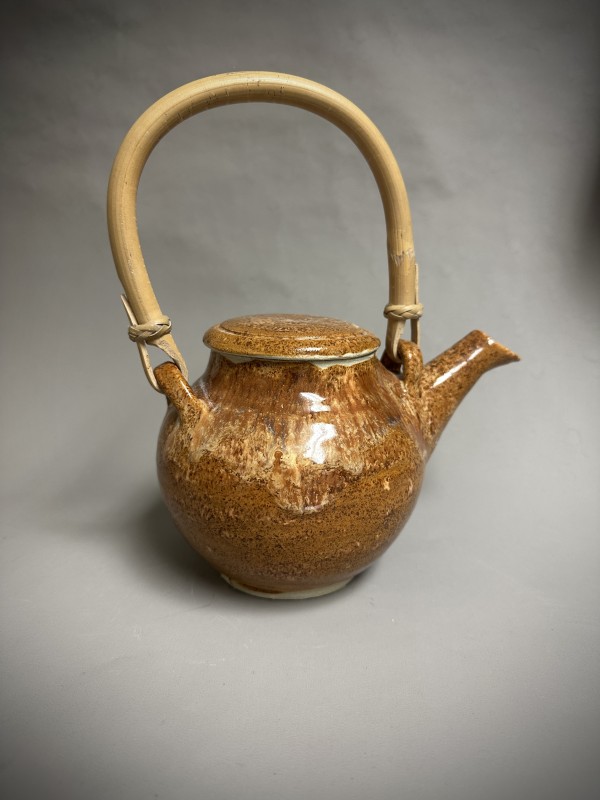 Tan teapot with bamboo handle