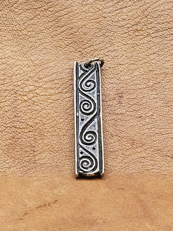 Scroll pendant